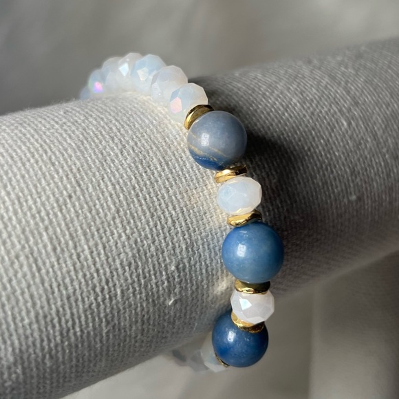 White and Dark Blue Beaded Stretchy Bracelet with Small Gold Accent Beads - Picture 2 of 3